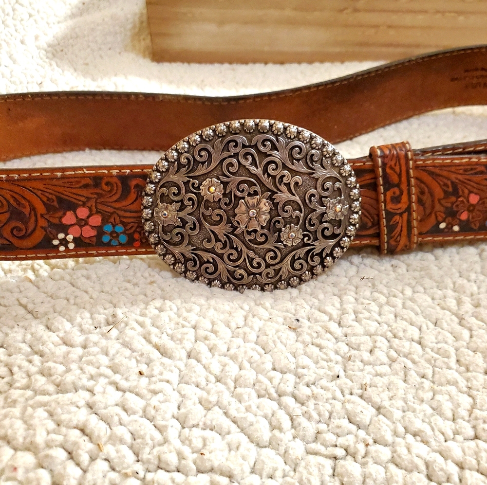 Really pretty sz 36 flower justin belt